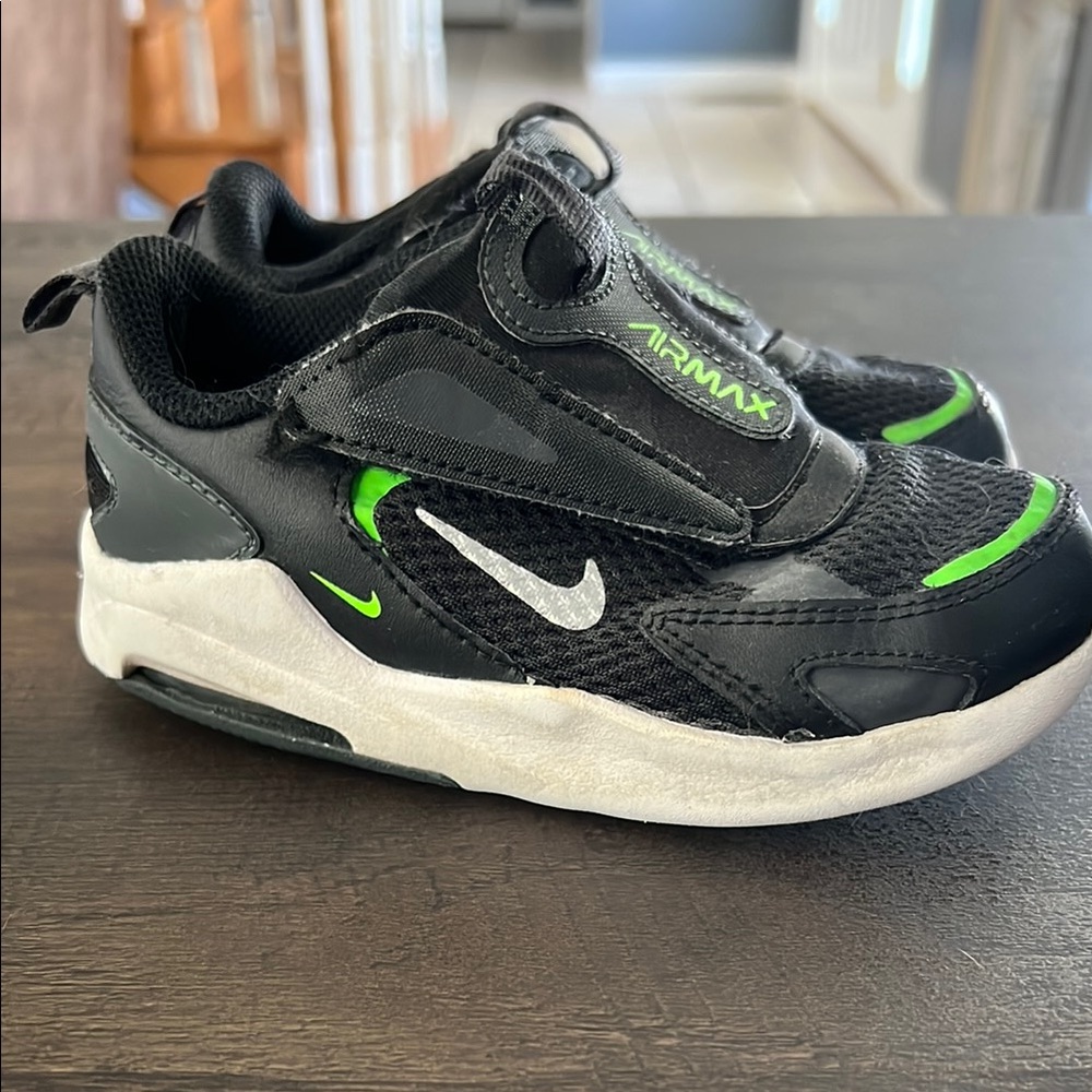 Nike Black and Green Sneakers with Velcro Closure KIDS 10C, Smoke-free home
